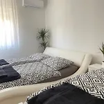 Leander House Гостевой дом Шиофок
