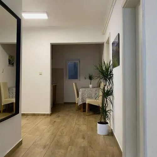 招待所 Leander House